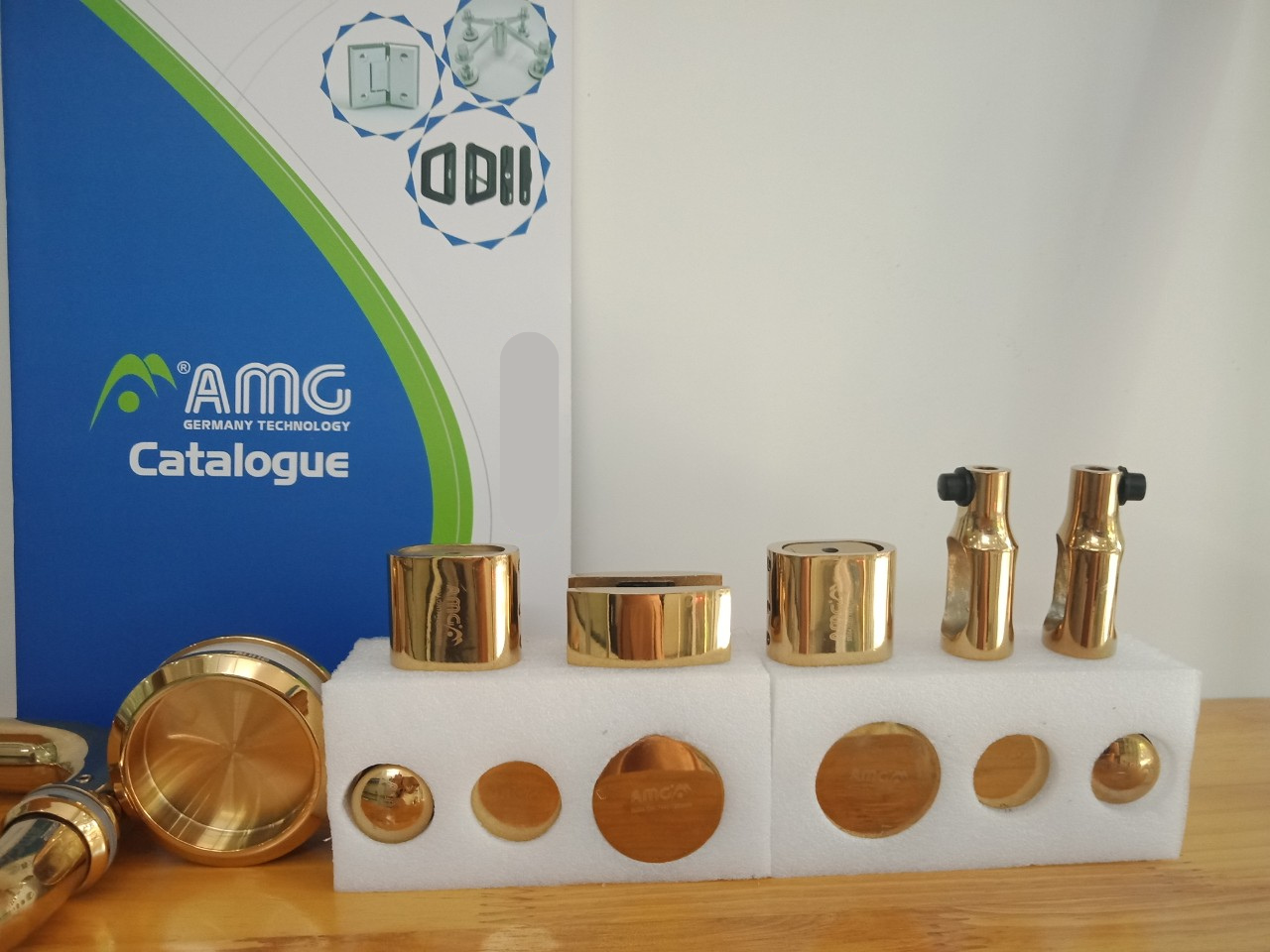 phụ kiện cửa inox mạ vàng